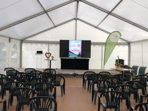 Préparation d'une salle de séminaire avec écran géant dans la Drôme par Disco Prod